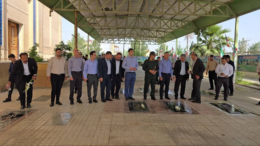 مراسم گلباران مزار شهدای شهرستان سرپل ذهاب برگزار شد