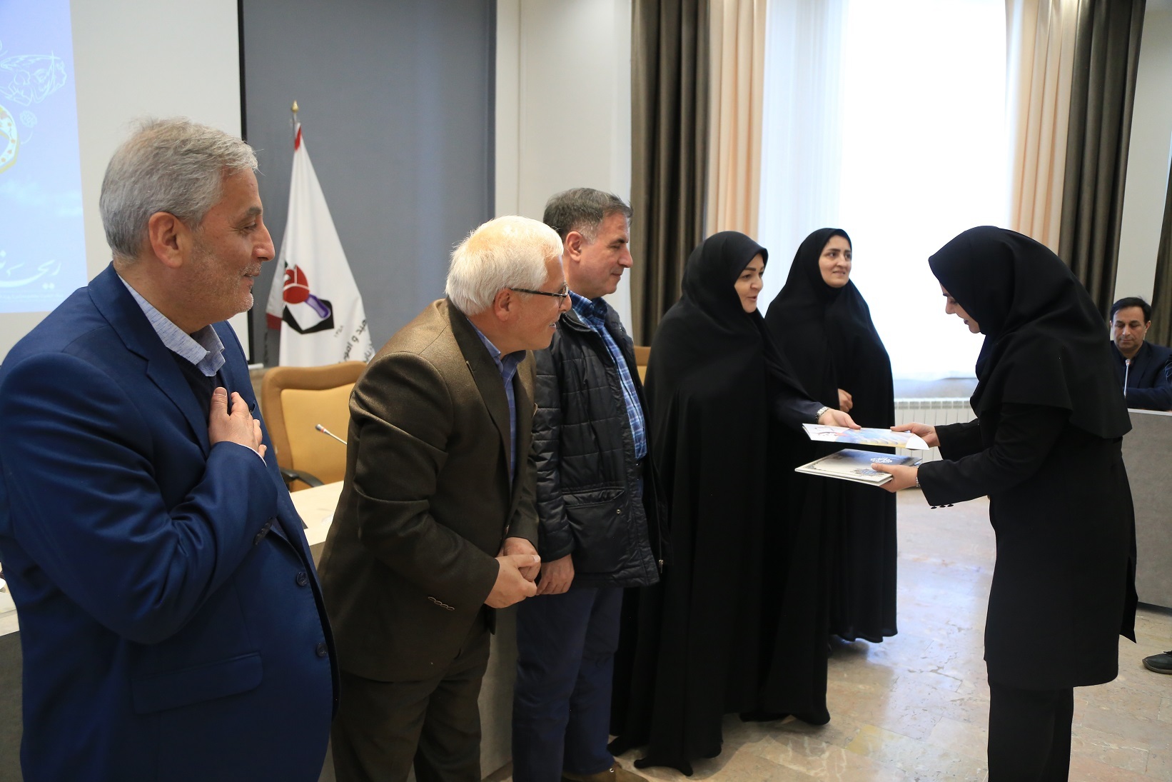 تقدیر از دختران نخبه شاهد و ایثارگر آذربایجان‌شرقی + تصاویر