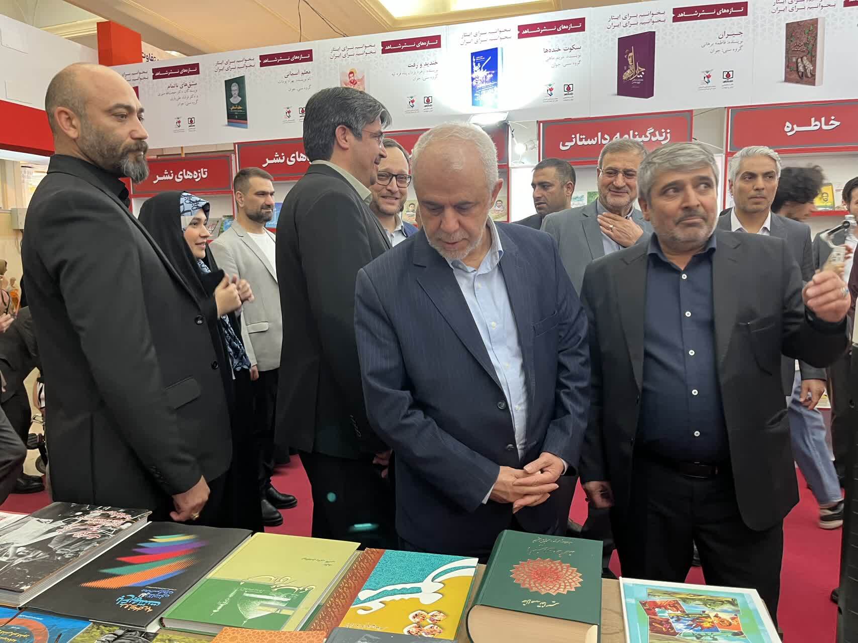 گزارش تصویری/بازدید رئیس بنیاد شهید و امور ایثارگران از غرفه نشر شاهد