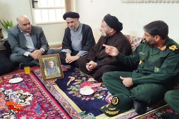 دیدار نماینده ولی فقیه در لرستان با خانواده‌های شهدای اقتدار بروجرد