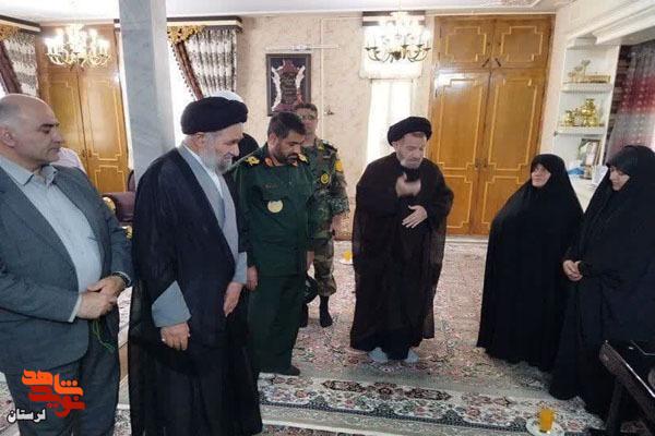 دیدار نماینده ولی فقیه در لرستان با خانواده‌های شهدای اقتدار بروجرد