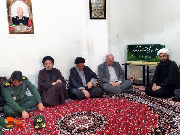 دیدار نماینده ولی فقیه در لرستان با خانواده شهید «حمیدرضا روزبهانی»