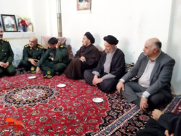 دیدار نماینده ولی فقیه در لرستان با خانواده شهید «حمیدرضا روزبهانی»