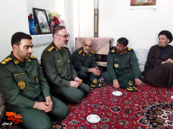 دیدار نماینده ولی فقیه در لرستان با خانواده شهید «حمیدرضا روزبهانی»