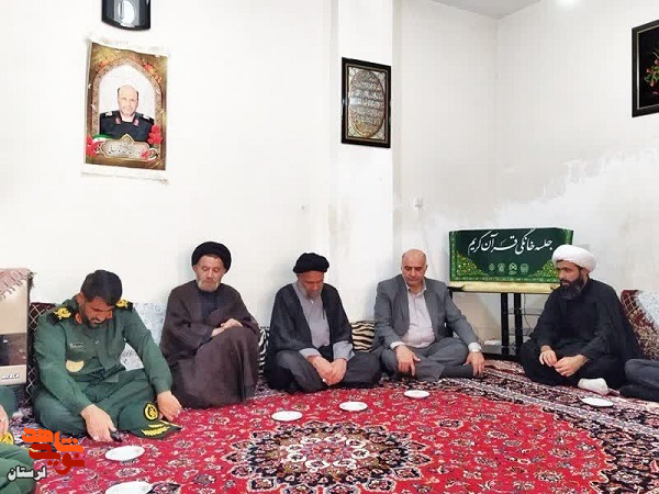 دیدار نماینده ولی فقیه در لرستان با خانواده شهید «حمیدرضا روزبهانی»