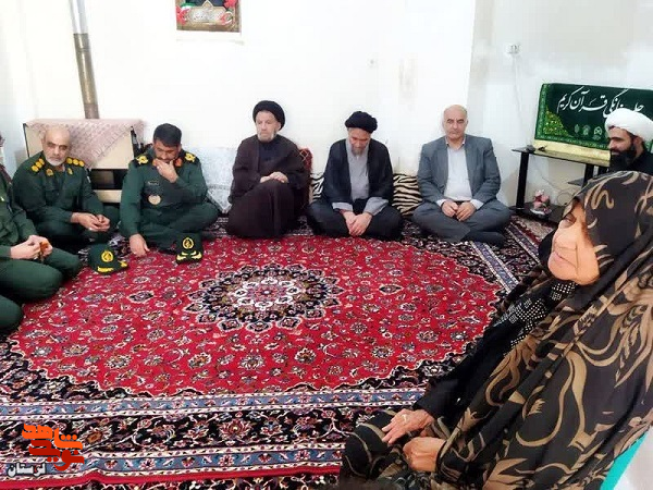 دیدار نماینده ولی فقیه در لرستان با خانواده شهید «حمیدرضا روزبهانی»