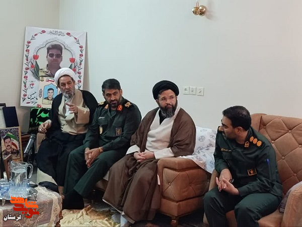 دیدار فرمانده سپاه لرستان با خانواده شهدای اقتدار در بروجرد