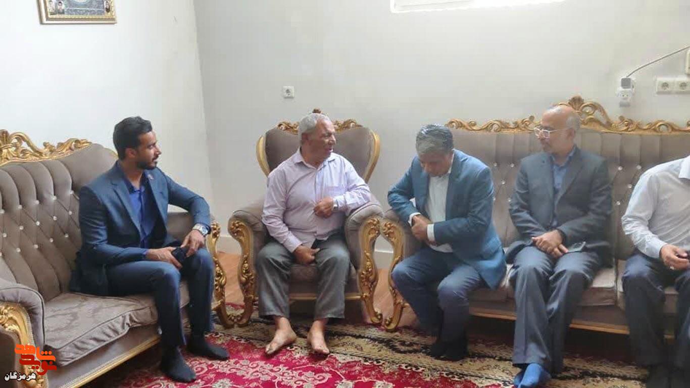 دیدار صمیمی مسئولان با خانواده شهید مجید مرتضی‌پور