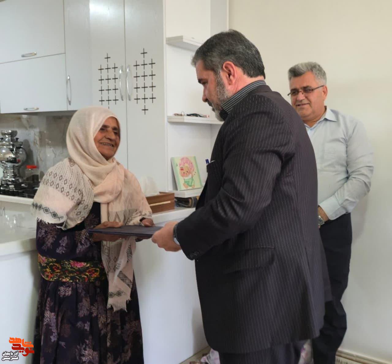 دیدار مسئولین شهر پیرانشهر از خانواده شهدا و جانبازان