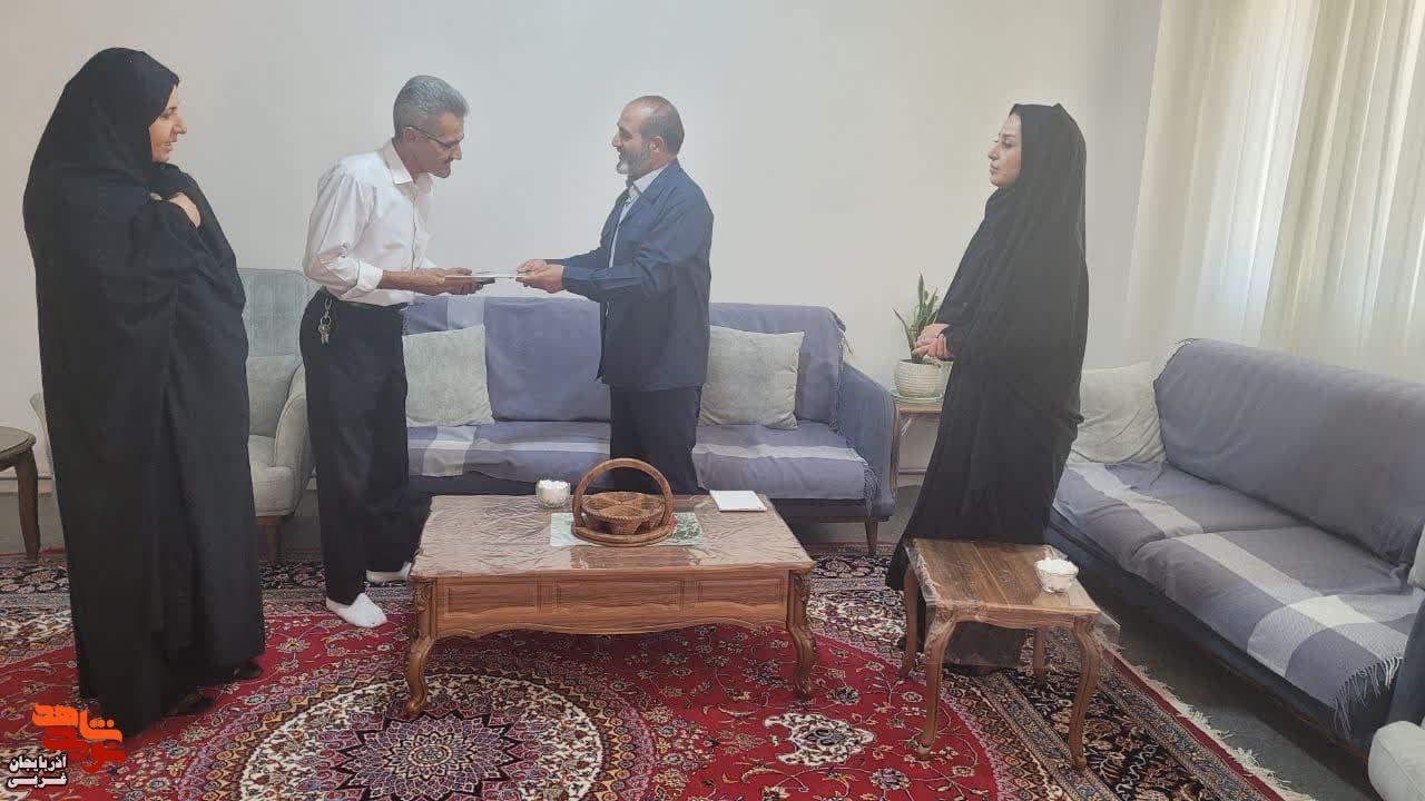 دیدار مسئولین میاندوآب با  خانواده ایثارگران در آستانه سالروز بازگشت آزادگان عزیز به میهن اسلامی