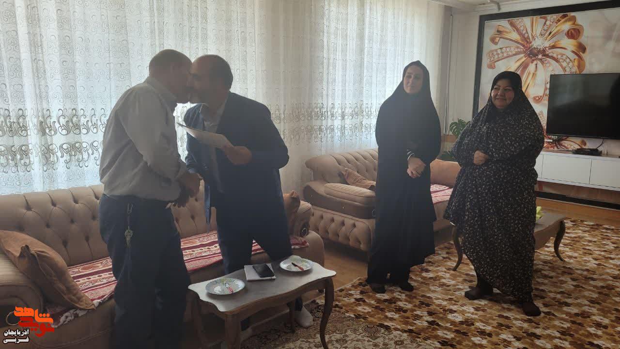 دیدار مسئولین میاندوآب با  خانواده ایثارگران در آستانه سالروز بازگشت آزادگان عزیز به میهن اسلامی
