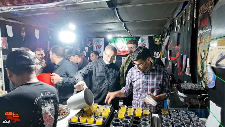 ادای احترام معاون فرهنگی و آموزشی بنیاد شهید و امور ایثارگران به مقام شامخ شهدای صالح آباد و حضور در موکب شهدا