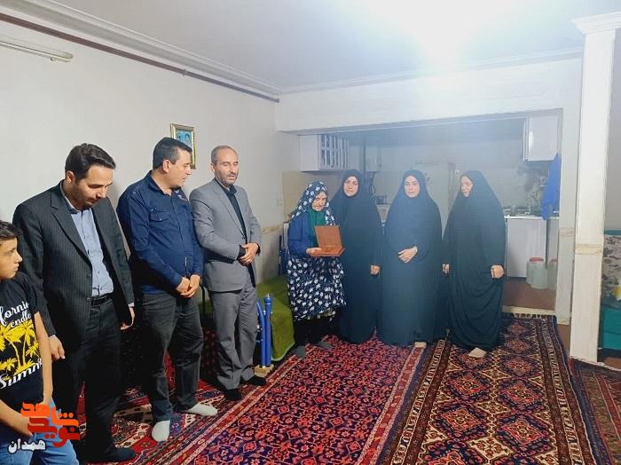 مدیرکل کمیته امداد همدان به دیدار مادر شهدا رفت