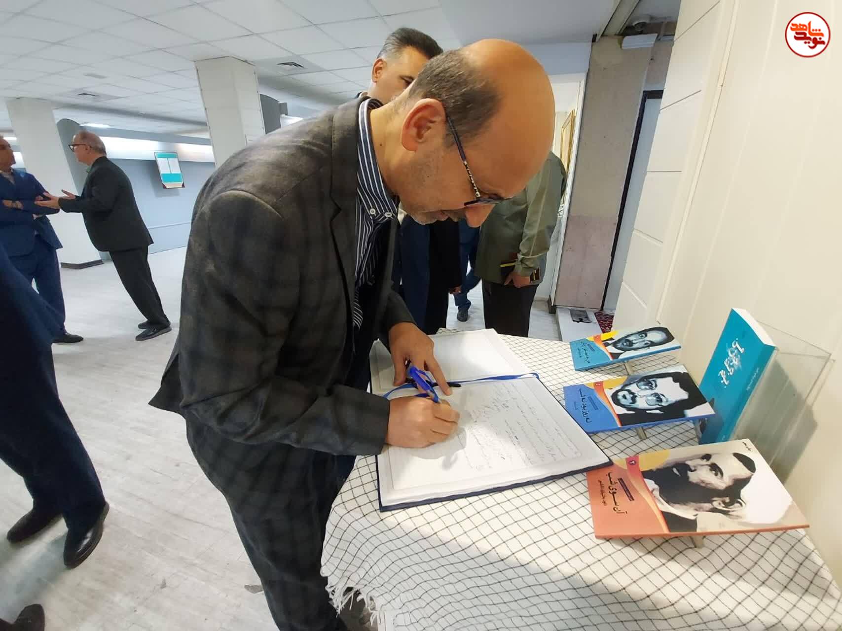 بازدید مشاور وزیر نیرو و جمعی از ایثارگران این وزارتخانه از موزه مرکزی شهدا بازدید مشاور وزیر نیرو و جمعی از ایثارگران این وزارتخانه از موزه مرکزی شهدا