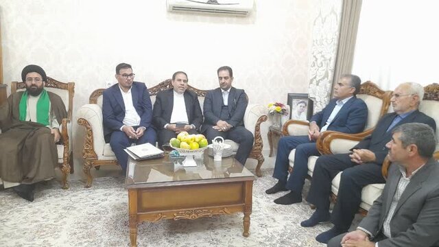دیدار سخنگوی قوه قضاییه با خانواده شهید هستهای «داریوش رضایینژاد» در شهرستان آبدانان دیدار سخنگوی قوه قضاییه با خانواده شهید هستهای «داریوش رضایینژاد» در شهرستان آبدانان