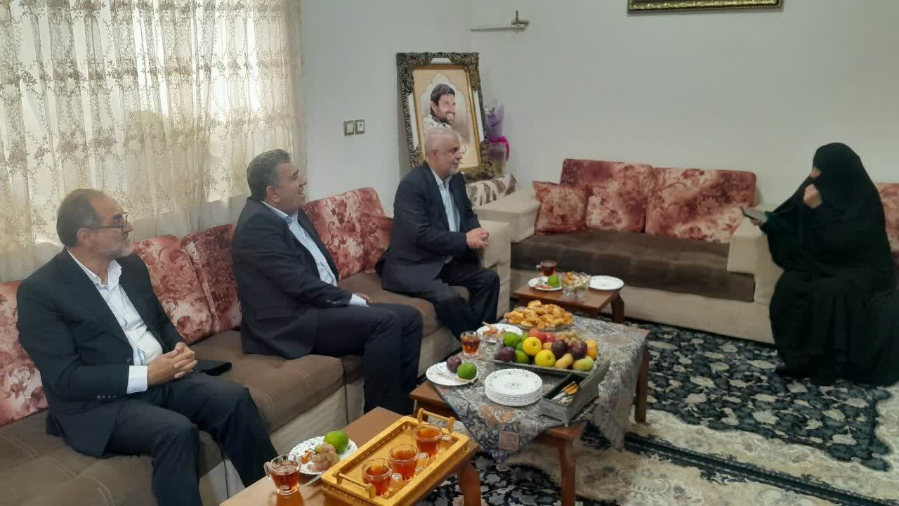 دیدار مهندس اوحدی با مادر شهید مدافع حرم رادمهر در ساری
