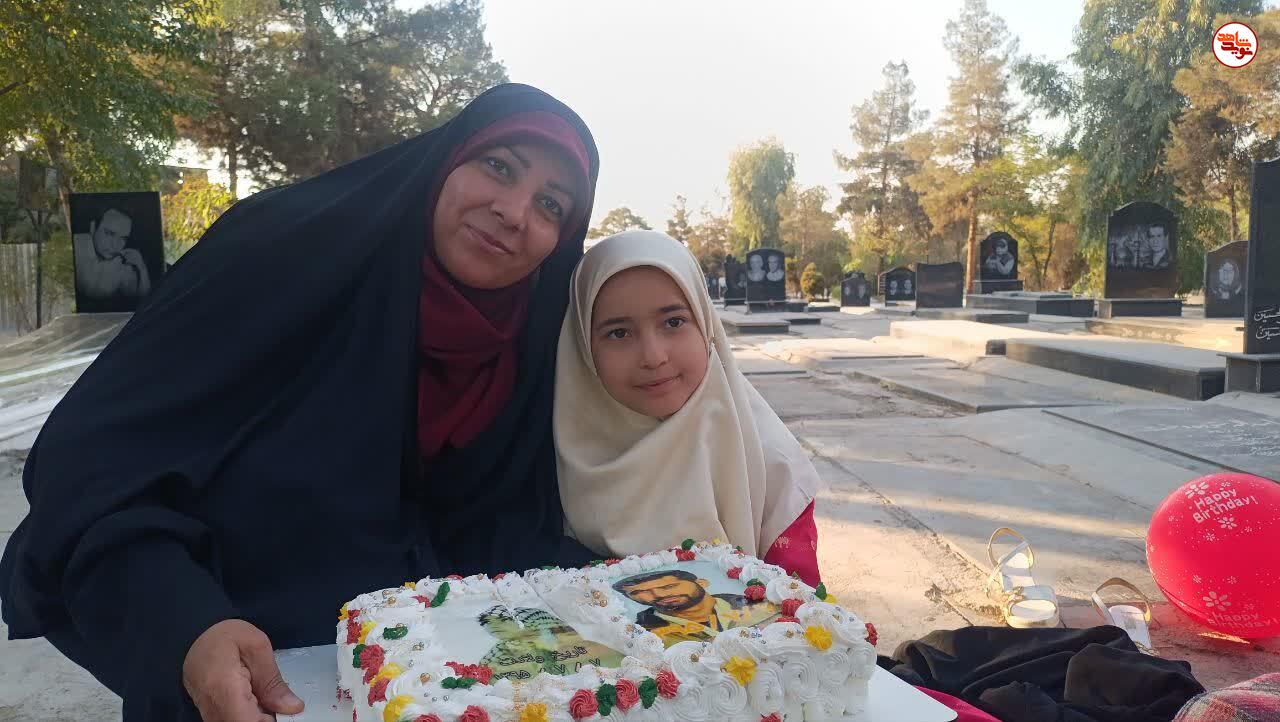 جشن تولد دختر هشتساله بر مزار شهید «سجاد زبرجدی» در تهران/ تاریخ تولد دنیایی من، با تاریخ تولد بهشتی شما یک روز است+ فیلم جشن تولد دختر هشتساله بر مزار شهید «سجاد زبرجدی» در تهران/ تاریخ تولد دنیایی من، با تاریخ تولد بهشتی شما یک روز است+ فیلم