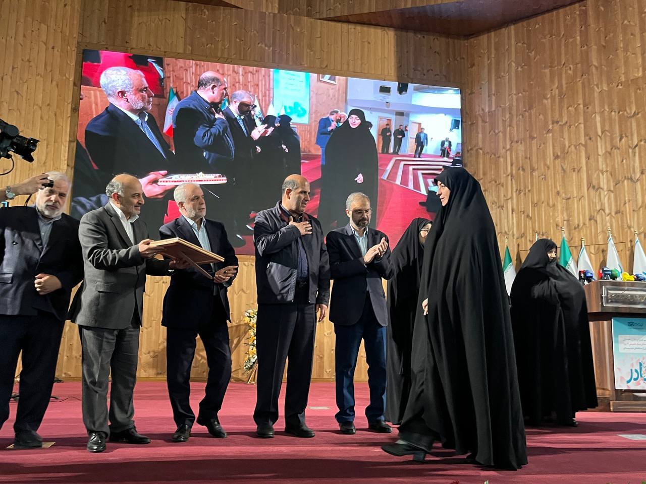 مراسم تجلیل از مادران و همسران شهدای جنگ ۱۲ روزه و رونمایی از سامانه جدید بیمه دی برگزار شد مراسم تجلیل از مادران و همسران شهدای جنگ ۱۲ روزه و رونمایی از سامانه جدید بیمه دی برگزار شد