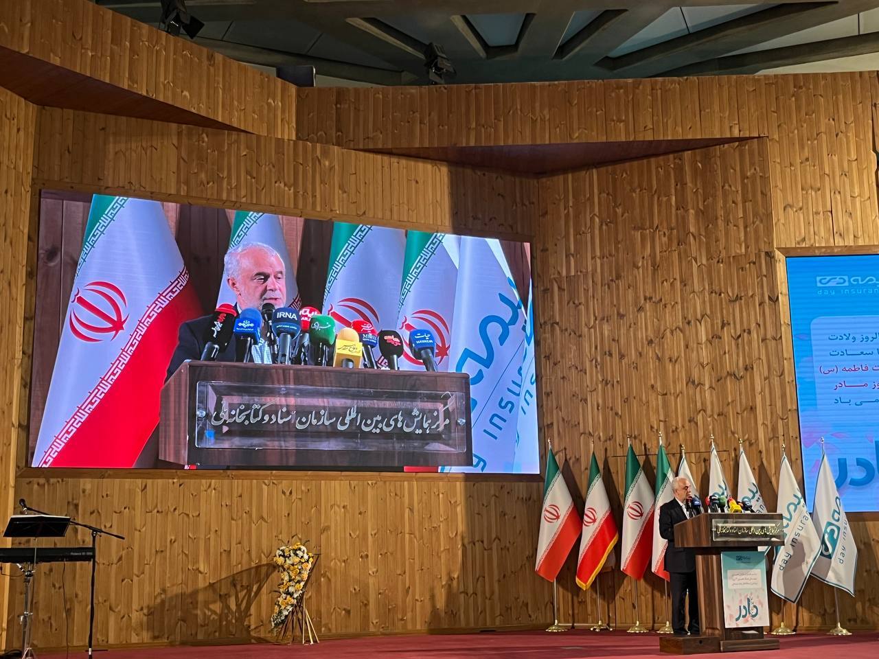 مراسم تجلیل از مادران و همسران شهدای جنگ ۱۲ روزه و رونمایی از سامانه جدید بیمه دی برگزار شد مراسم تجلیل از مادران و همسران شهدای جنگ ۱۲ روزه و رونمایی از سامانه جدید بیمه دی برگزار شد