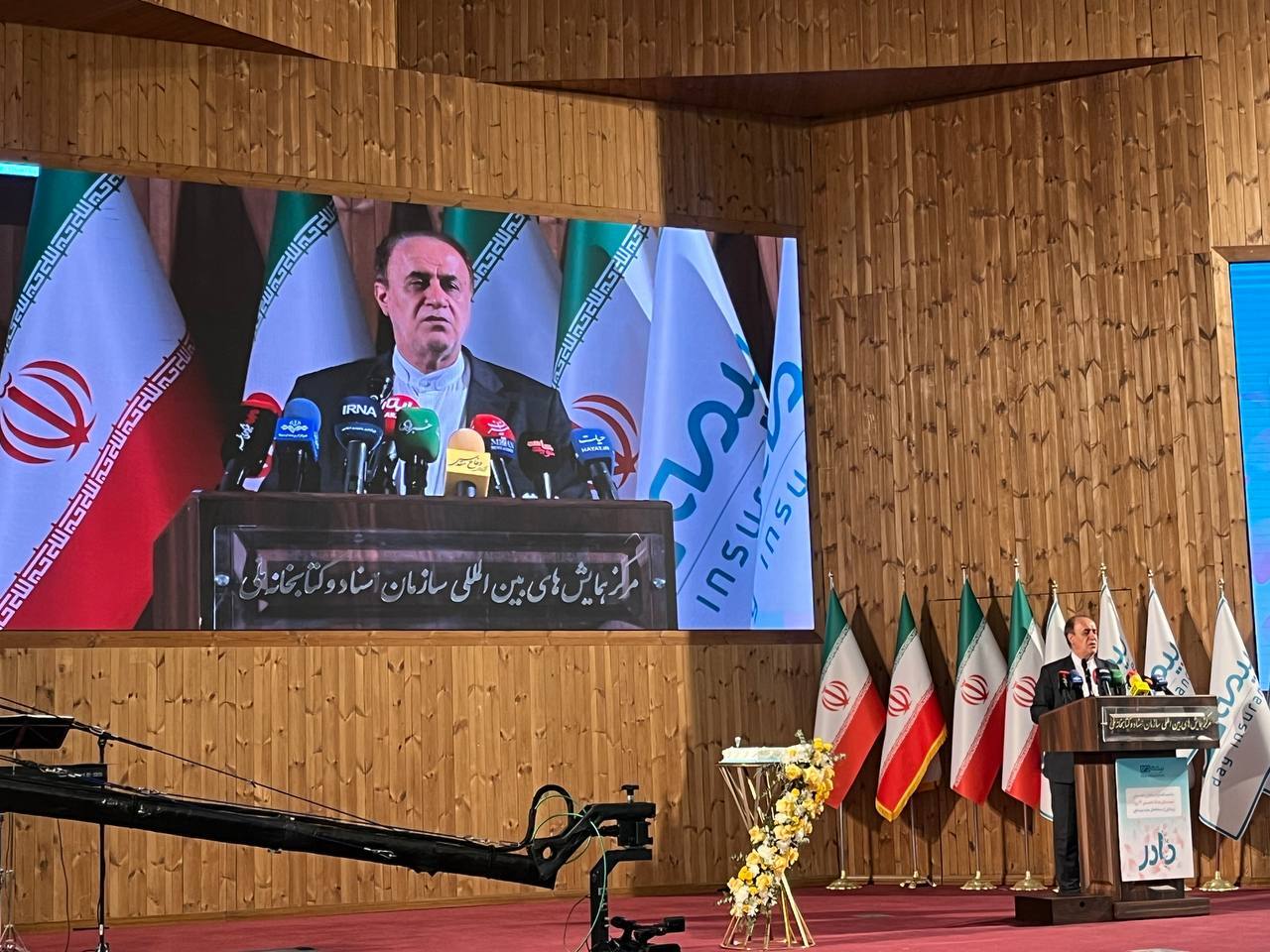 مراسم تجلیل از مادران و همسران شهدای جنگ ۱۲ روزه و رونمایی از سامانه جدید بیمه دی برگزار شد مراسم تجلیل از مادران و همسران شهدای جنگ ۱۲ روزه و رونمایی از سامانه جدید بیمه دی برگزار شد