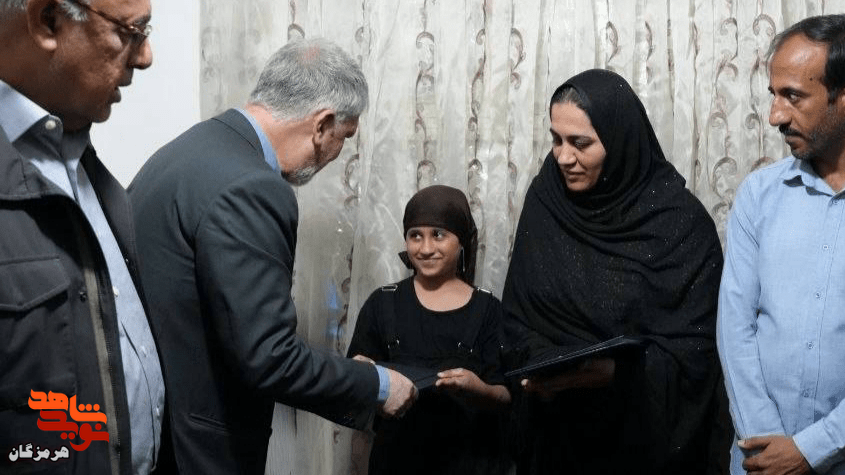دیدار وزیر با دختربچه مینابی، که جنگ او را جانباز و خواهر شهید کرد
