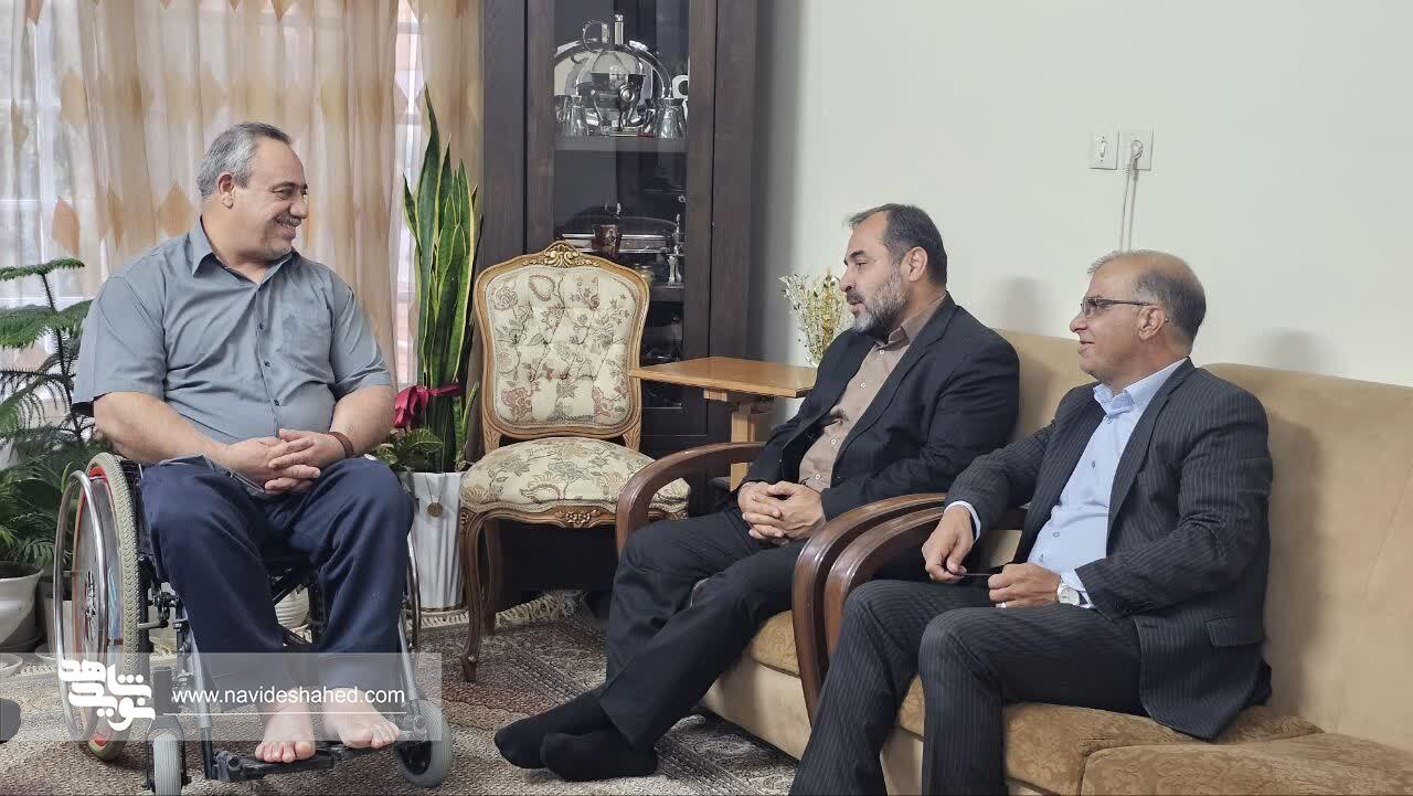 مدیرکل امور ورزشی و اردویی بنیاد شهید با جانباز ۷۰ درصد ورزشکار در شیراز دیدار کرد