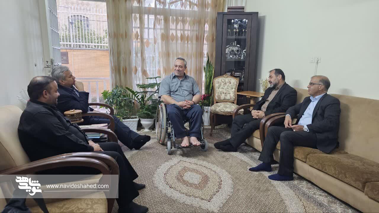 مدیرکل امور ورزشی و اردویی بنیاد شهید با جانباز ۷۰ درصد ورزشکار در شیراز دیدار کرد