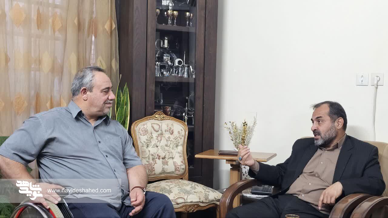 مدیرکل امور ورزشی و اردویی بنیاد شهید با جانباز ۷۰ درصد ورزشکار در شیراز دیدار کرد