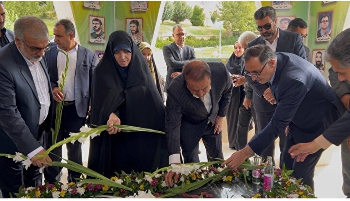 ادای احترام رئیس بنیاد شهید و امور ایثارگران به مقام شامخ شهید گمنام در استانداری ایلام