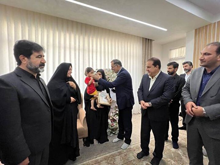 دیدار رئیس بنیاد شهید و امور ایثارگران با خانواده شهید جنگ رمضان حمیدرضا رجبی 