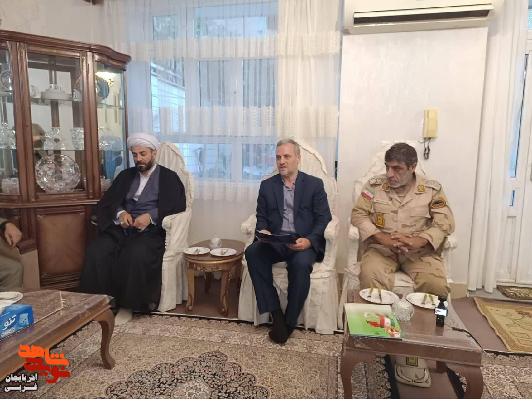 دیدار مسئولین شهرستان خوی با خانواده معظم شهید سعید پوریوسف دیدار مسئولین شهرستان خوی با خانواده معظم شهید سعید پوریوسف