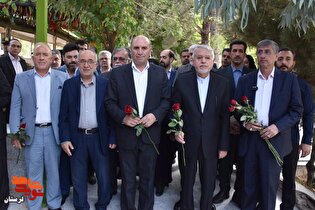 ادای احترام وزیر میراث‌ فرهنگی، گردشگری و صنایع‌دستی...