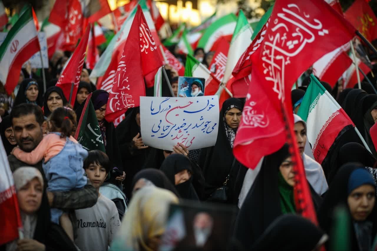 «سیاهی چادر تو سرختر از خون من است»؛ پیام شهدا بر پلاکاردهای مردم قزوین در پاسداشت عفاف و حجاب «سیاهی چادر تو سرختر از خون من است»؛ پیام شهدا بر پلاکاردهای مردم قزوین در پاسداشت عفاف و حجاب