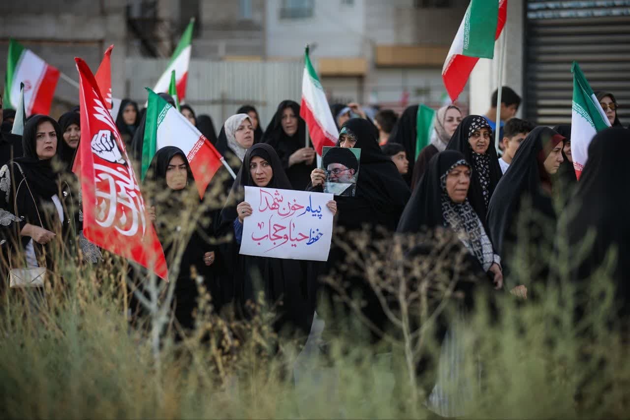 «سیاهی چادر تو سرختر از خون من است»؛ پیام شهدا بر پلاکاردهای مردم قزوین در پاسداشت عفاف و حجاب «سیاهی چادر تو سرختر از خون من است»؛ پیام شهدا بر پلاکاردهای مردم قزوین در پاسداشت عفاف و حجاب