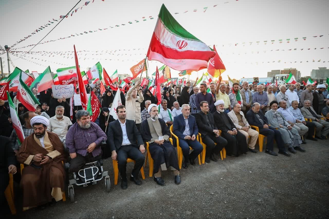 «سیاهی چادر تو سرختر از خون من است»؛ پیام شهدا بر پلاکاردهای مردم قزوین در پاسداشت عفاف و حجاب «سیاهی چادر تو سرختر از خون من است»؛ پیام شهدا بر پلاکاردهای مردم قزوین در پاسداشت عفاف و حجاب
