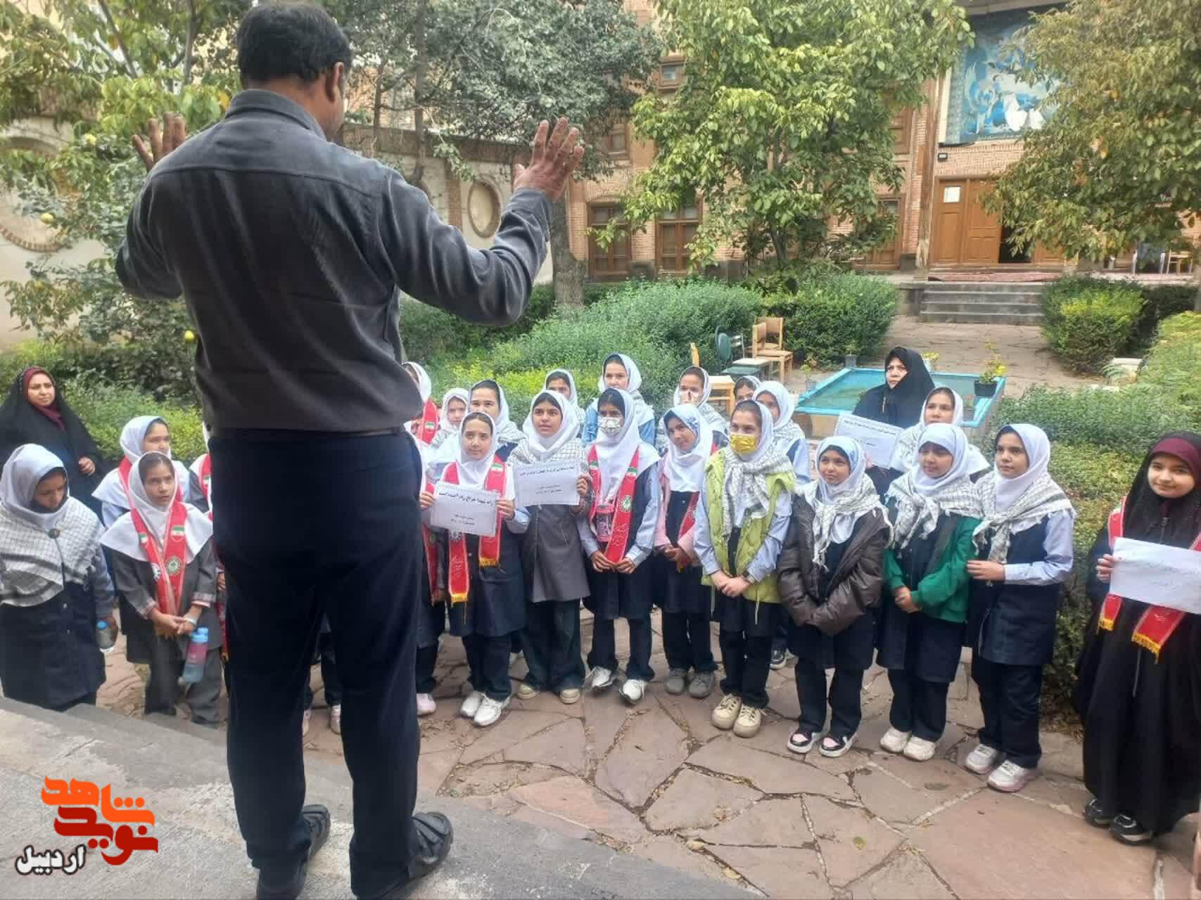 بازدید دانشآموزان دبستان دخترانه شهید پاسبانی از موزه شهدای اردبیل بازدید دانشآموزان دبستان دخترانه شهید پاسبانی از موزه شهدای اردبیل