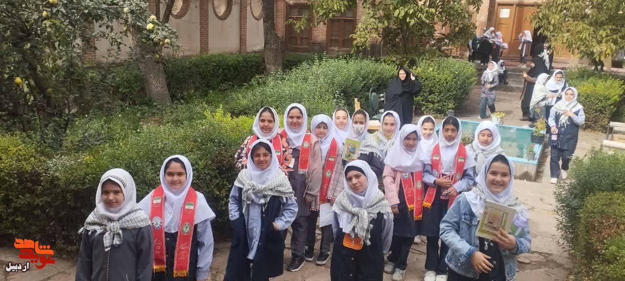 بازدید دانشآموزان دبستان دخترانه شهید پاسبانی از موزه شهدای اردبیل بازدید دانشآموزان دبستان دخترانه شهید پاسبانی از موزه شهدای اردبیل
