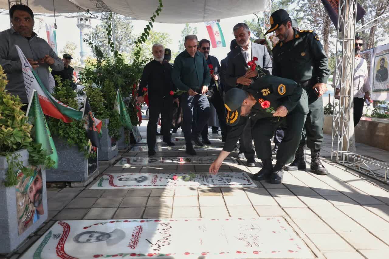 گزارش تصویری| پیچیدن عطر شهادت در صحن امامزاده محمد(ع)؛ تجدید میثاق سبزپوشان فراجا با شهیدان گزارش تصویری| پیچیدن عطر شهادت در صحن امامزاده محمد(ع)؛ تجدید میثاق سبزپوشان فراجا با شهیدان