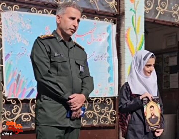 بدرقه‌ی از منزل تا مدرسه فرزند شهید «سیدمحمدصادق حیات‌الغیبی»