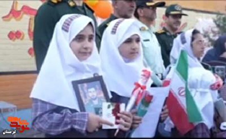 راضیه لرستانی در روز اول مهر با هم‌رزمان پدر قهرمان خود راهی مدرسه شد