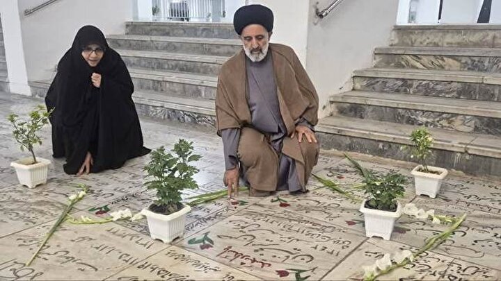 عطرافشانی و گلباران مزار شهدای حرم مطهر رضوی در ۵ مکان حرم