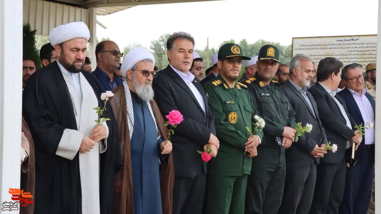 غبارروبی و عطرافشانی مزار شهدای چالدران با حضور مسئولان شهرستان چالدران