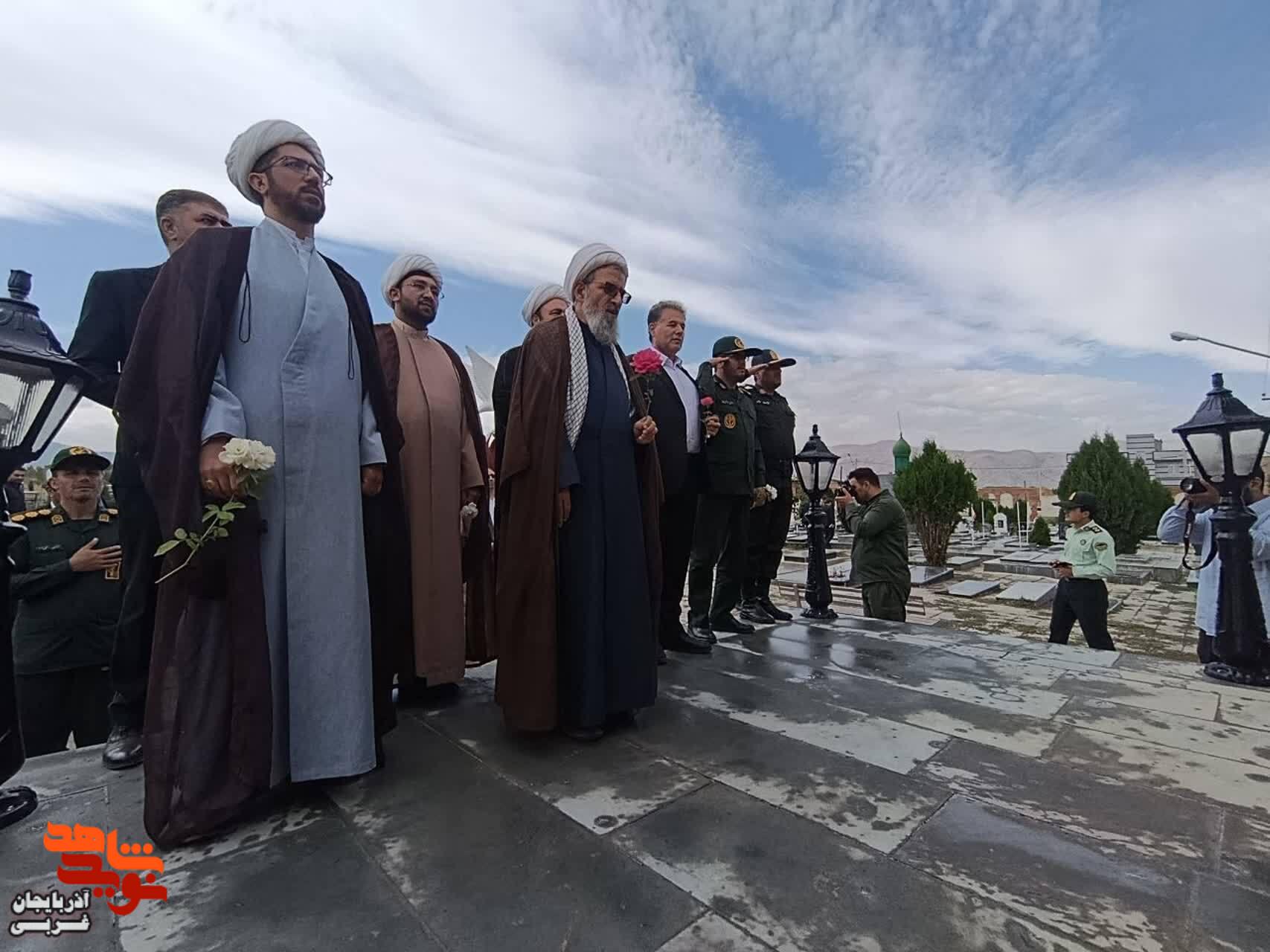 غبارروبی و عطرافشانی مزار شهدای چالدران با حضور مسئولان شهرستان چالدران