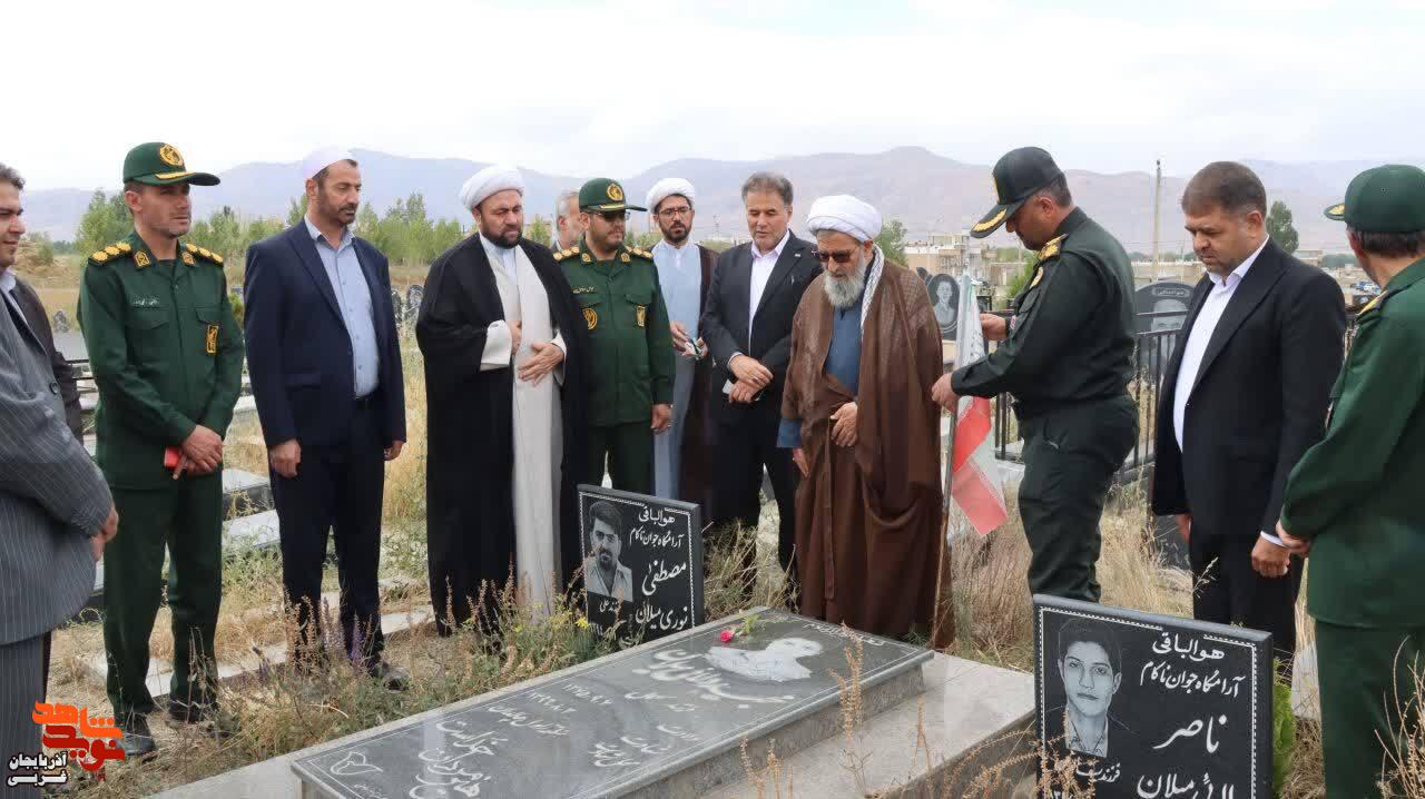 غبارروبی و عطرافشانی مزار شهدای چالدران با حضور مسئولان شهرستان چالدران