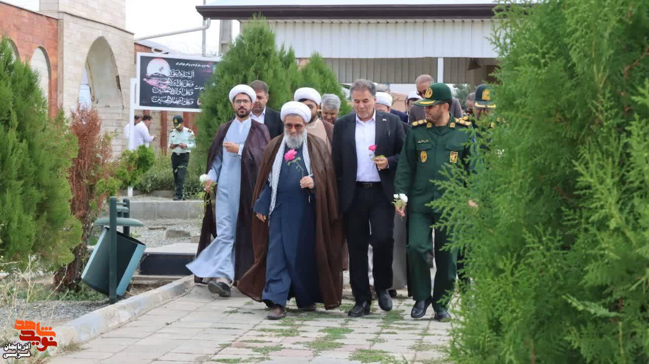 غبارروبی و عطرافشانی مزار شهدای چالدران با حضور مسئولان شهرستان چالدران