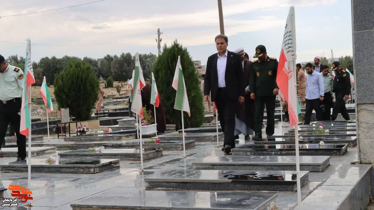 غبارروبی و عطرافشانی مزار شهدای چالدران با حضور مسئولان شهرستان چالدران