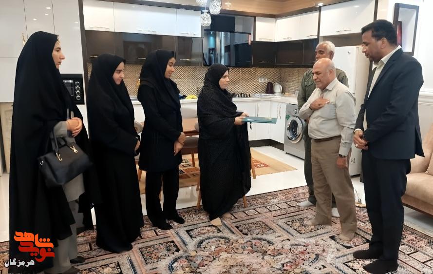 اجرای طرح «سپاس» با دیدار مسئولان قشم با همسر شهید حسین تارک اجرای طرح «سپاس» با دیدار مسئولان قشم با همسر شهید حسین تارک