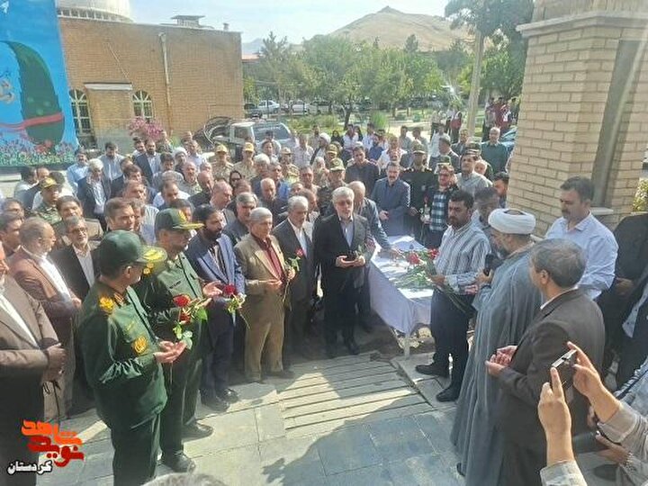 کلیپ|غبارروبی و گلباران مزار مطهر شهدا به مناسبت گرامیداشت هفته دولت در...