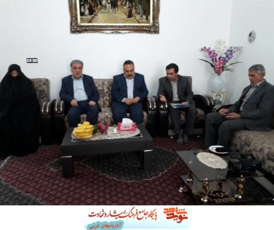دیدار فرماندار  و رییس بنیادشهید و امور ایثارگران شهرستان سلماس با خانواده شهدا