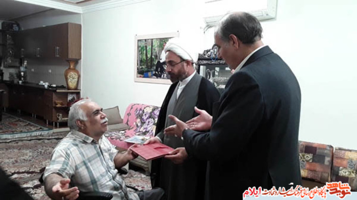 تجلیل نماینده محترم ولی فقیه در استان و امام جمعه ایلام به همراه مدیر کل بنیاد شهید از تعدادی از خانواده های معظم شهدا و ایثارگران